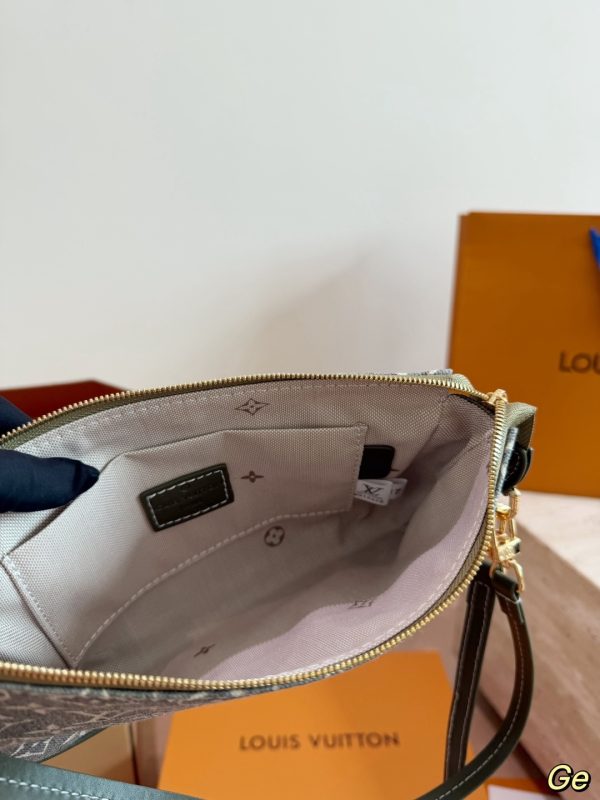 LV Flight Mode Pochette Accessoires LV269191 QA
