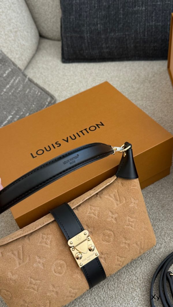 LV Back To School Pochette Mia LV26972 QA