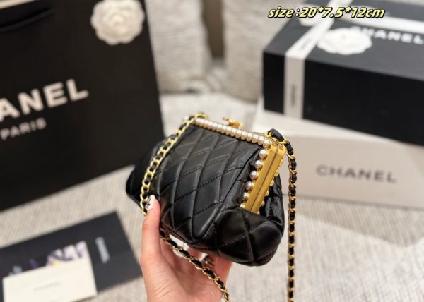 CN Pearl Clutch With Chain Metallic Black C2301250