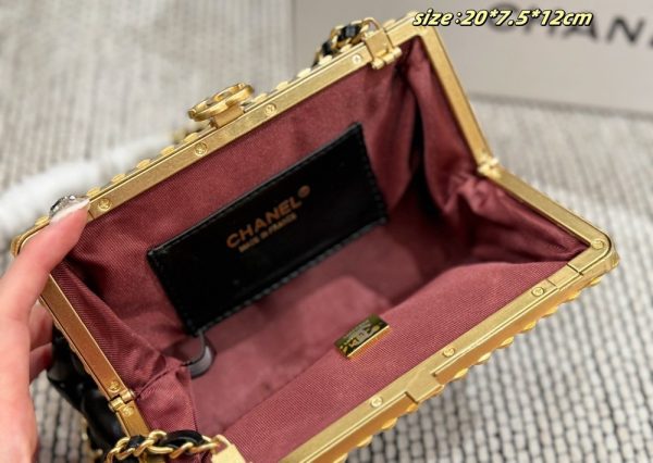 CN Pearl Clutch With Chain Metallic Black C2301250