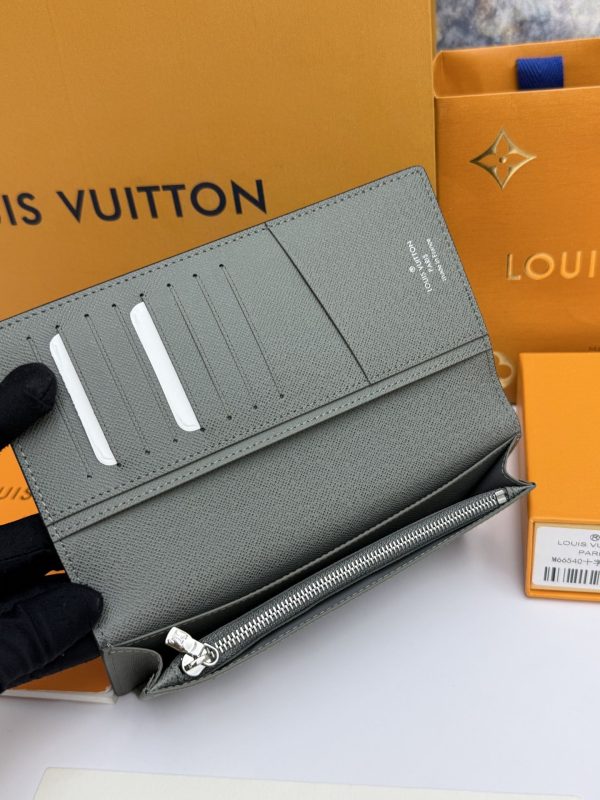 LV Taïga Leather Long Wallet KK01250