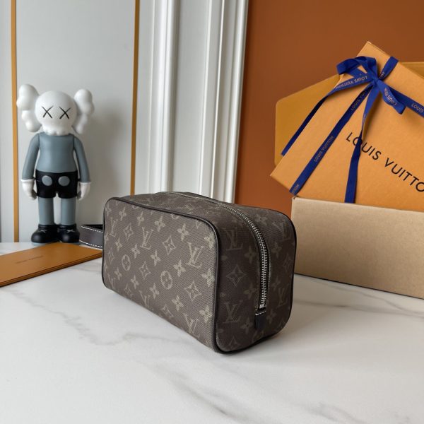 LV Locker Dopp Kit M2A666 BC