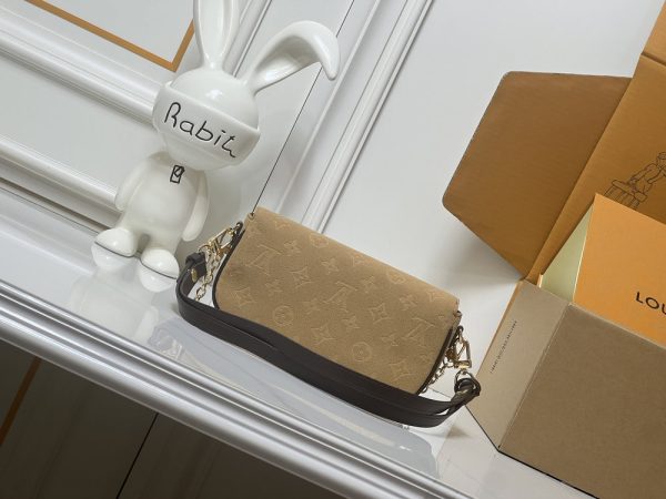 LV Wallet On Chain Ivy Beige Suede M82210 BC