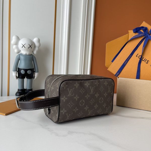LV Locker Dopp Kit M2A666 BC