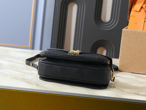 LV Pochette Métis East West Bag M26456 BC